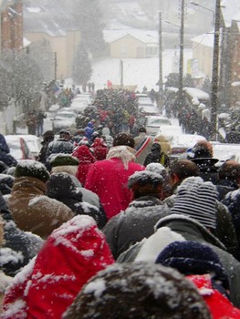 C'était à Gueret, il y a deux ans. Il neigeait sur les cinq mille participants à la première manifestation de défense des services publics organisée par les usagers... Cette année il fera beau. Mais de toute façon on ira.